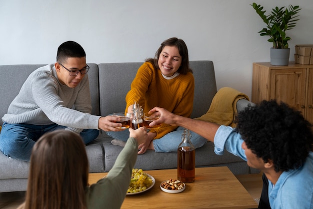 Gente bebiendo kombucha en una reunión