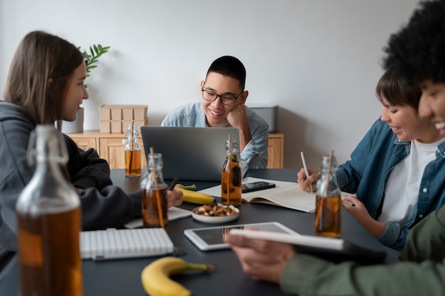 Foto gratuita gente bebiendo kombucha en una reunión