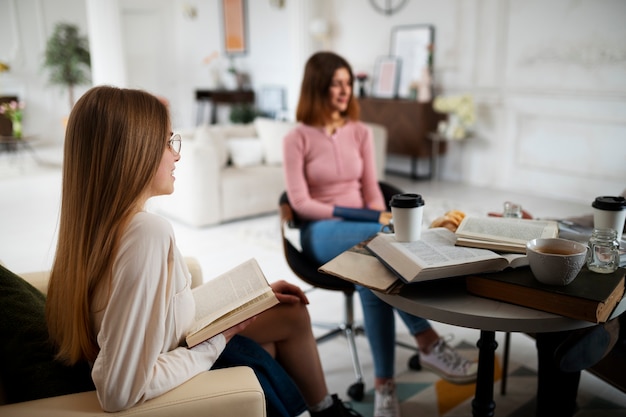 Foto gratuita gente en la biblioteca leyendo y aprendiendo de libros.