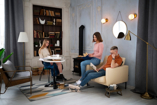 Foto gratuita gente en la biblioteca leyendo libros.