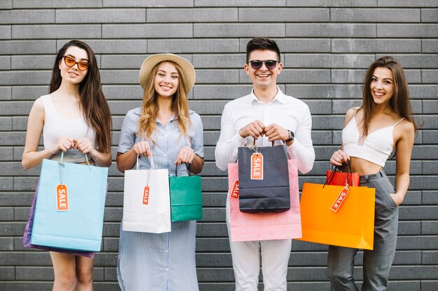 Gente con bolsas de papel