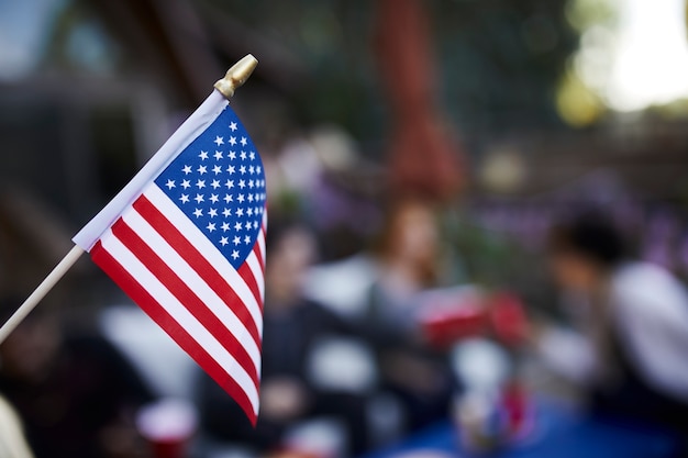 Gente borrosa celebrando con bandera americana