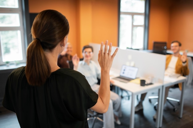 Foto gratuita gente borrosa de plano medio en el trabajo