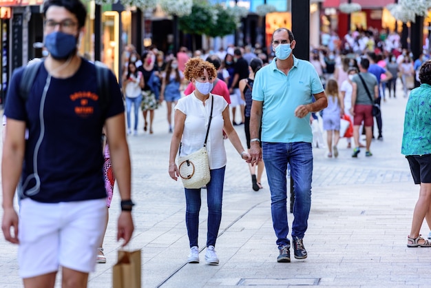 Foto gratuita la gente camina en la calle comercial denominada meritxell después de covid19