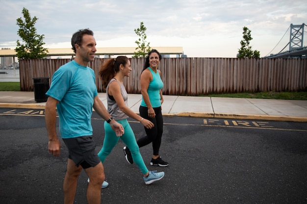 Foto gratuita gente caminando juntos al aire libre plano medio