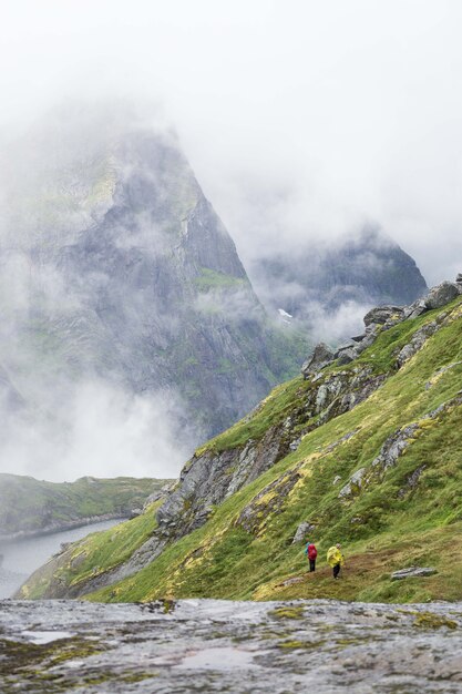 Gente caminando en las montañas de las islas Lofoten en un clima brumoso