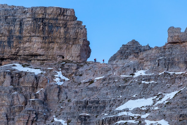 Gente caminando en las rocas de los Alpes italianos