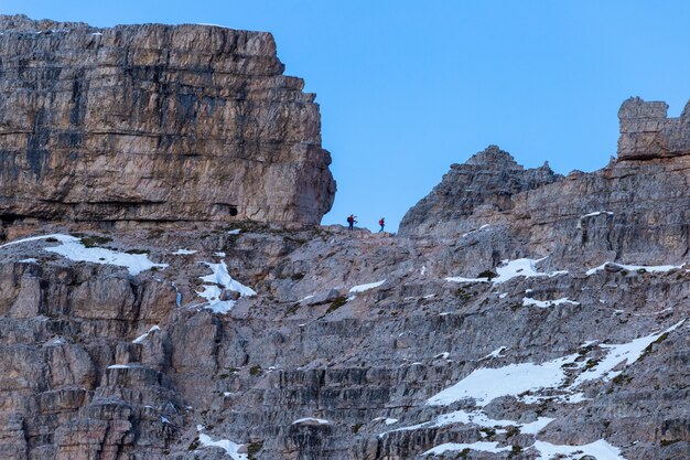 Gente caminando en las rocas de los Alpes italianos