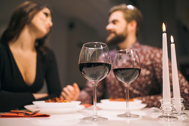 Gente cariñosa disfrutando de la cena con velas