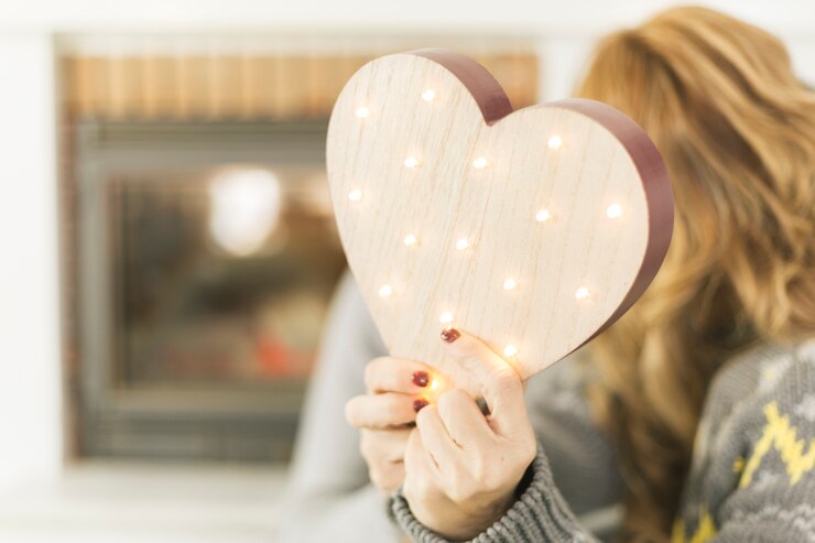 Gente cariñosa mostrando corazón decorativo y besos