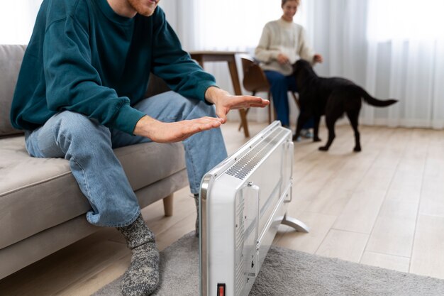 Gente en casa con perro y calefactor.