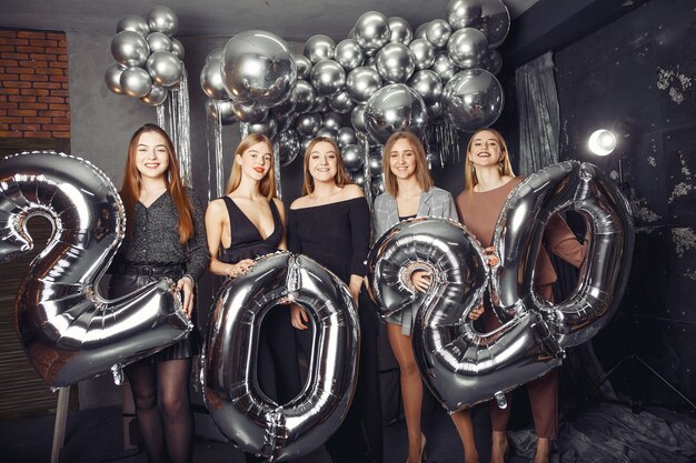 Gente celebrando un año nuevo con grandes globos