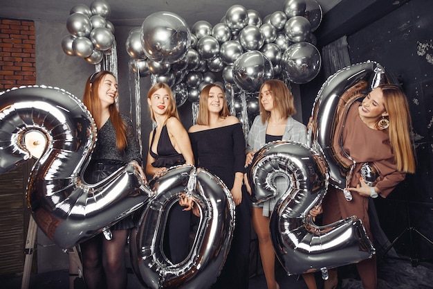 Gente celebrando un año nuevo con grandes globos