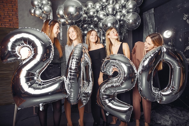 Gente celebrando un año nuevo con grandes globos