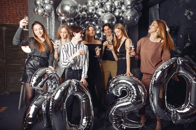 Gente celebrando un año nuevo con grandes globos