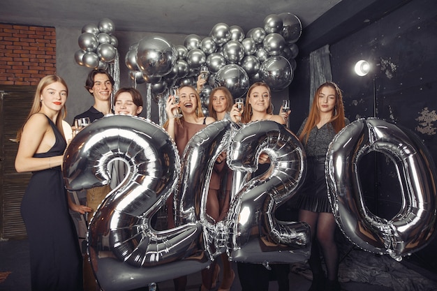 Gente celebrando un año nuevo con grandes globos