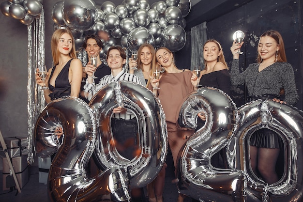 Gente celebrando un año nuevo con grandes globos