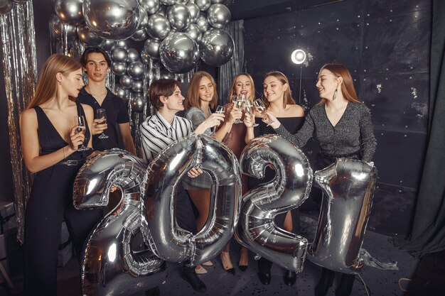 Gente celebrando un año nuevo con grandes globos