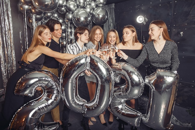 Gente celebrando un año nuevo con grandes globos