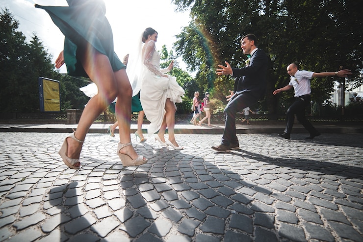 Foto gratuito gente celebrando la boda en la calle