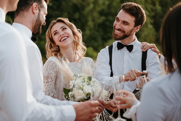 Gente celebrando una boda en la playa