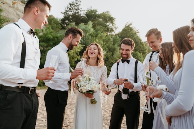 Gente celebrando una boda en la playa