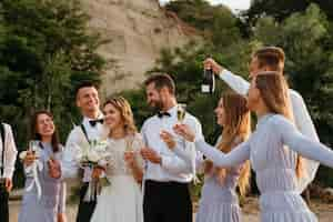 Foto gratuita gente celebrando una boda en la playa