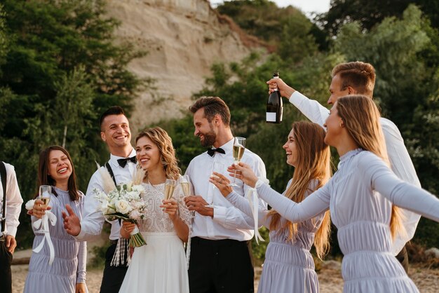 Gente celebrando una boda en la playa