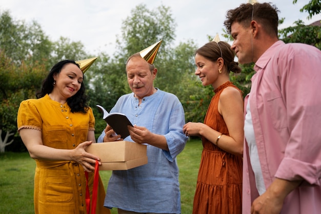 Foto gratuita gente celebrando una fiesta de cumpleaños al aire libre en el jardín