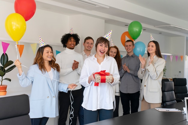 Gente celebrando en el trabajo plano medio