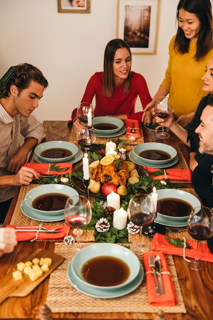 Gente en cena de navidad