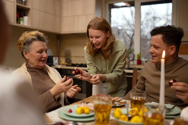 Gente cenando en casa en celebración de la pascua griega