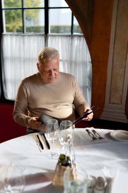 Foto gratuita gente cenando en restaurantes de lujo.