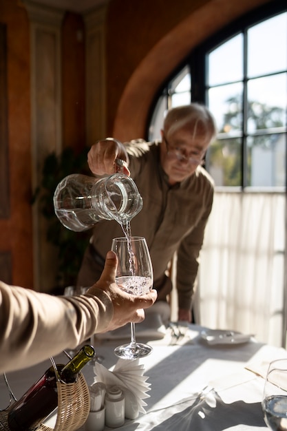 Foto gratuita gente cenando en restaurantes de lujo.