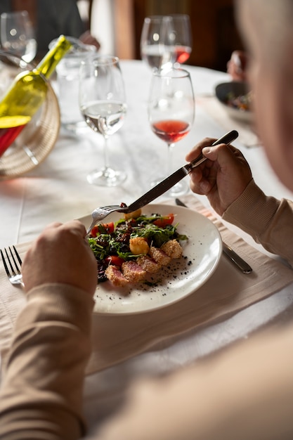 Foto gratuita gente cenando en restaurantes de lujo.