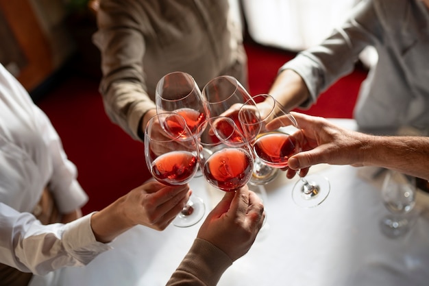 Foto gratuita gente cenando en restaurantes de lujo.