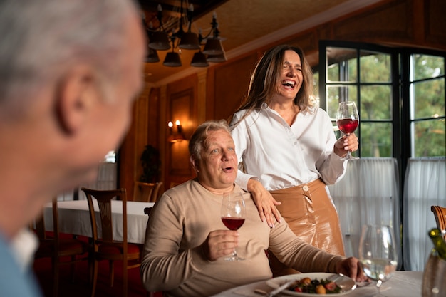 Gente cenando en restaurantes de lujo.