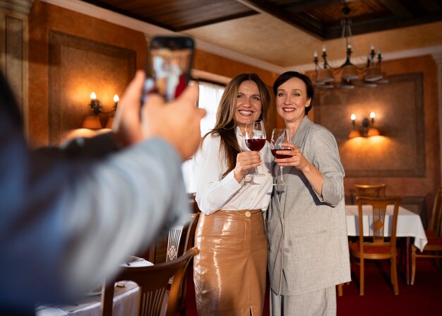 Gente cenando en restaurantes de lujo.