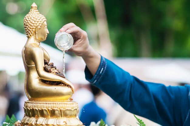 La gente en la cerámica tradicional en el festival de Songkran