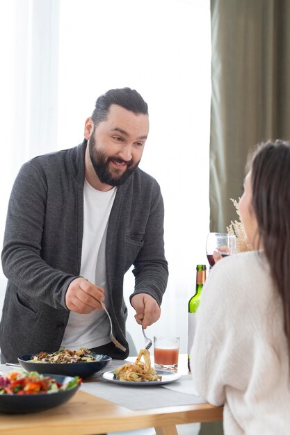 Gente de cerca con comida deliciosa