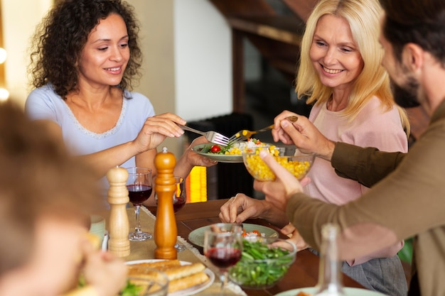 Gente de cerca con comida deliciosa