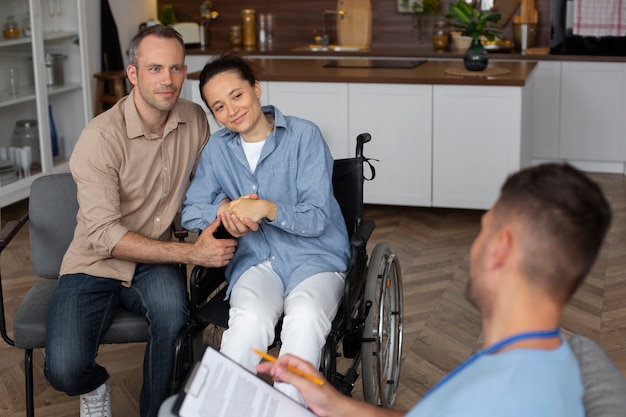 Gente charlando con médico plano medio