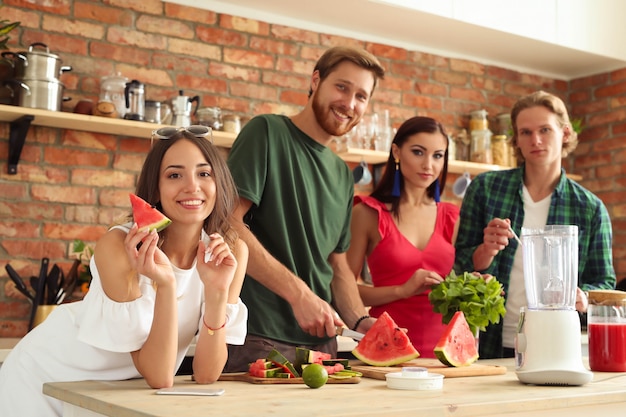 Gente en la cocina