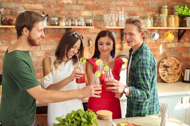 Gente en la cocina