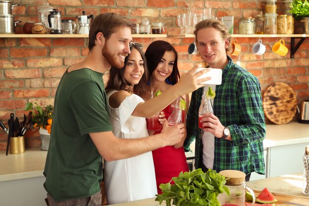 Gente en la cocina