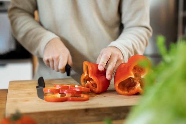 Gente cocinando y disfrutando de la comida.