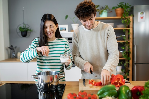 Gente cocinando y disfrutando de la comida.