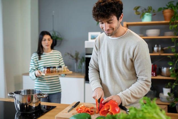 Gente cocinando y disfrutando de la comida.