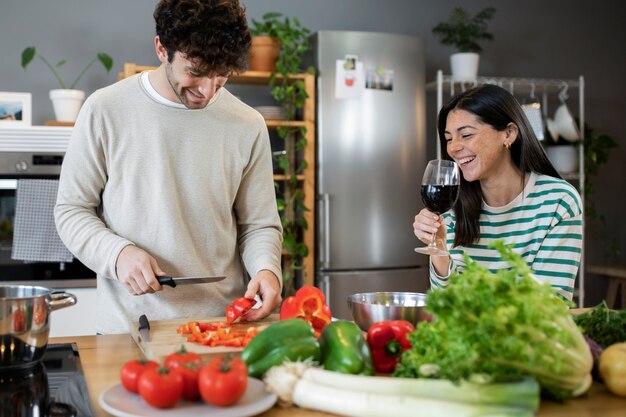 Gente cocinando y disfrutando de la comida.