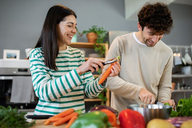 Gente cocinando y disfrutando de la comida.